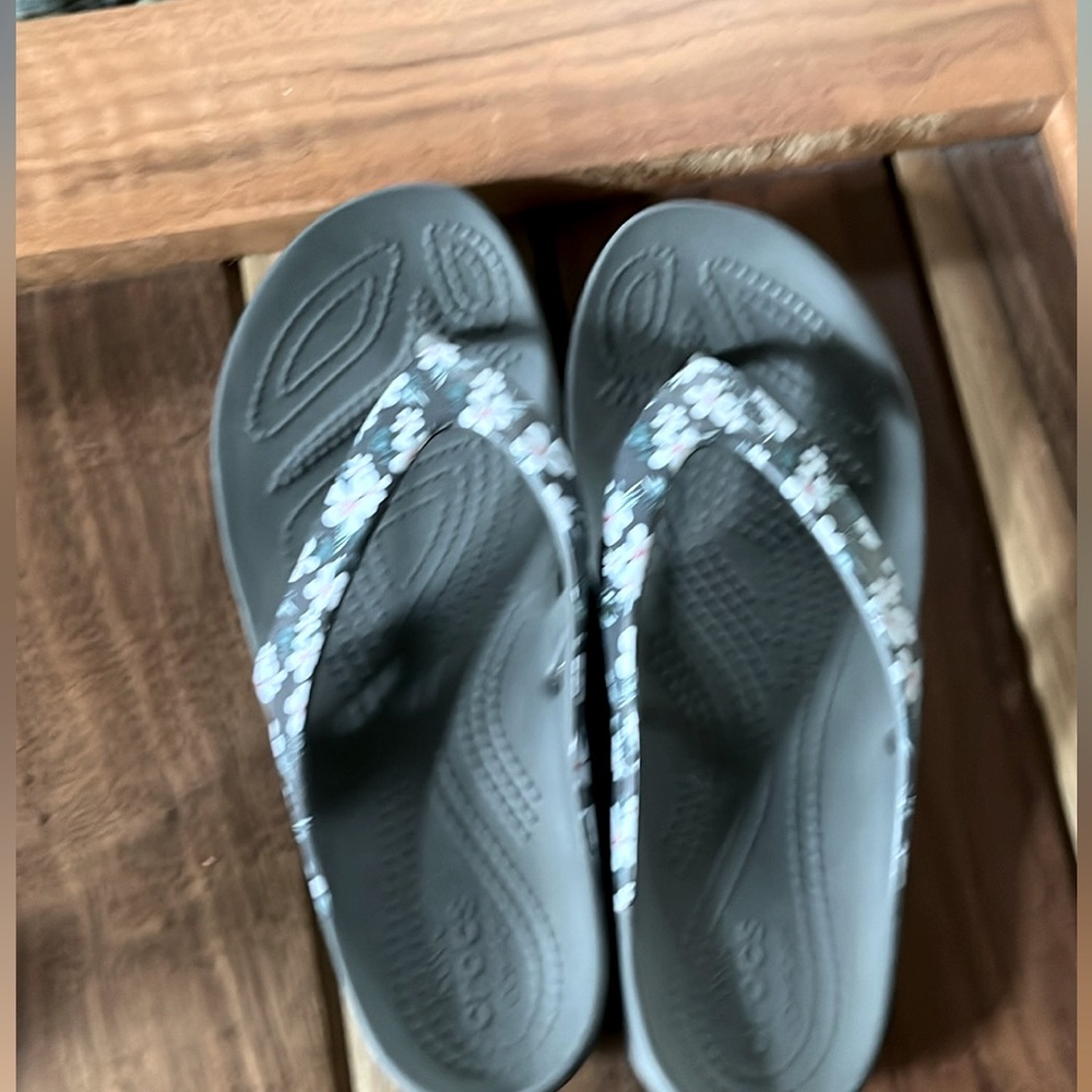 Women’s croc flip-flops excellent condition, size 7